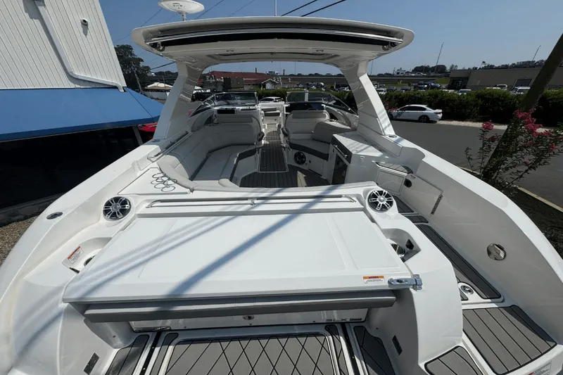 Slide: The Image of Sea Ray SLX 350 Outboard 2025 - 14