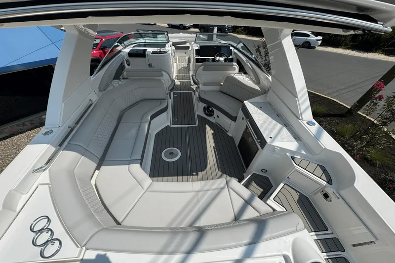 Slide: The Image of Sea Ray SLX 350 Outboard 2025 - 15