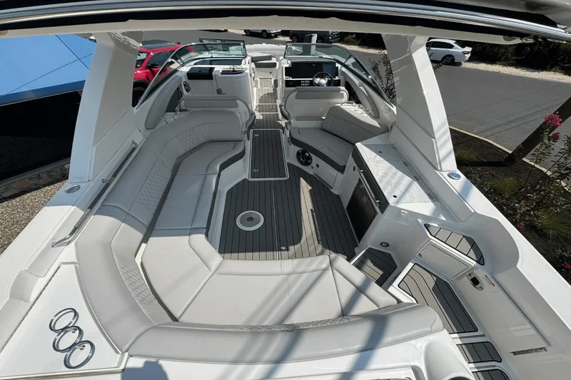 Slide: The Image of Sea Ray SLX 350 Outboard 2025 - 16