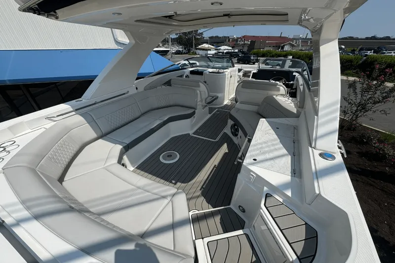 Slide: The Image of Sea Ray SLX 350 Outboard 2025 - 17