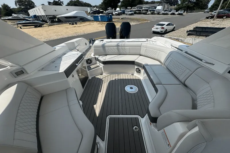 Slide: The Image of Sea Ray SLX 350 Outboard 2025 - 18