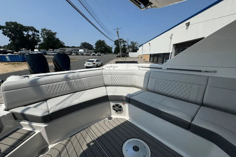 Slide: The Image of Sea Ray SLX 350 Outboard 2025 - 20