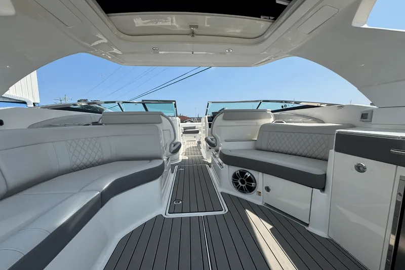 Slide: The Image of Sea Ray SLX 350 Outboard 2025 - 22