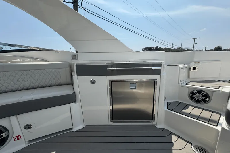 Slide: The Image of Sea Ray SLX 350 Outboard 2025 - 24