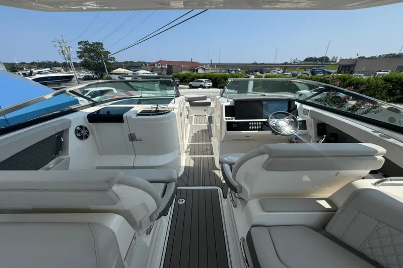 Slide: The Image of Sea Ray SLX 350 Outboard 2025 - 26