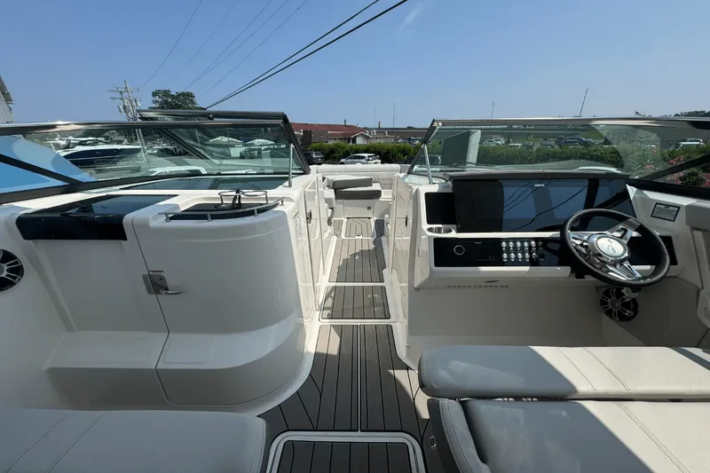 Slide: The Image of Sea Ray SLX 350 Outboard 2025 - 27