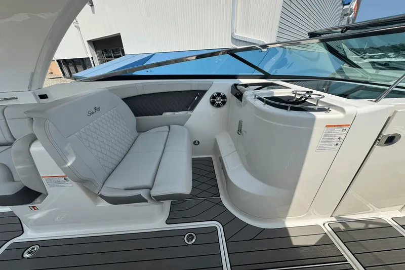 Slide: The Image of Sea Ray SLX 350 Outboard 2025 - 28