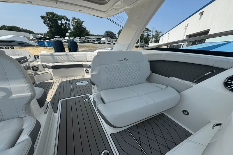 Slide: The Image of Sea Ray SLX 350 Outboard 2025 - 29