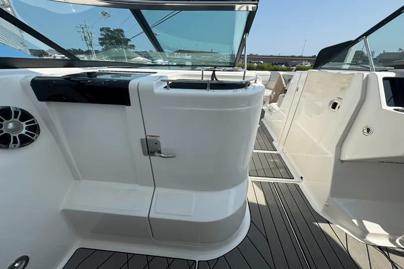 Slide: The Image of Sea Ray SLX 350 Outboard 2025 - 30
