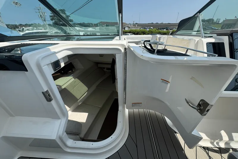 Slide: The Image of Sea Ray SLX 350 Outboard 2025 - 31