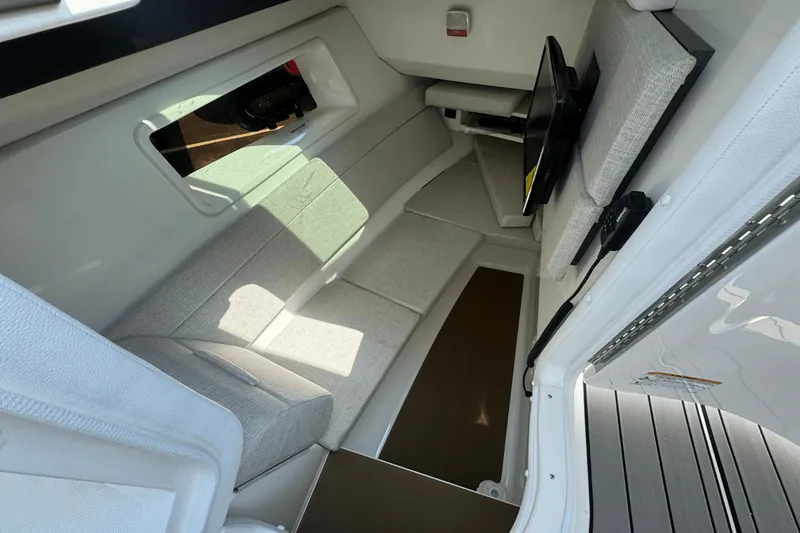 Slide: The Image of Sea Ray SLX 350 Outboard 2025 - 32