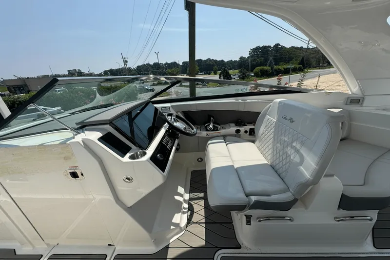 Slide: The Image of Sea Ray SLX 350 Outboard 2025 - 33