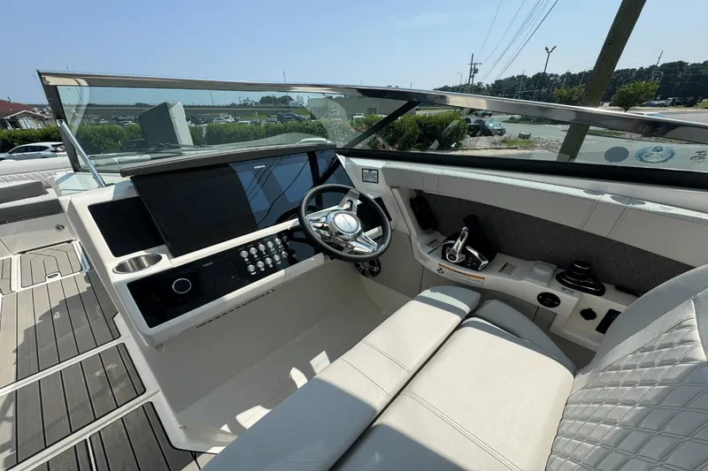 Slide: The Image of Sea Ray SLX 350 Outboard 2025 - 34