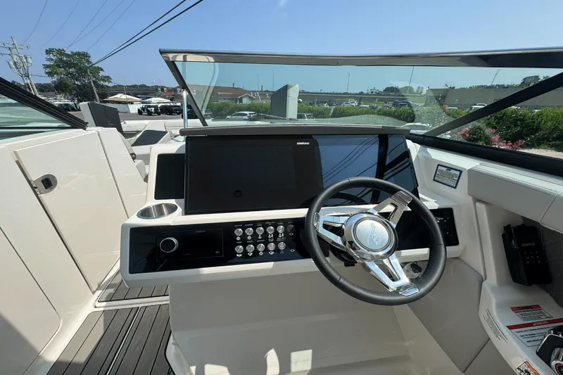 Slide: The Image of Sea Ray SLX 350 Outboard 2025 - 35