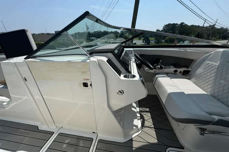 Slide: The Image of Sea Ray SLX 350 Outboard 2025 - 36