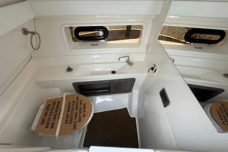 Slide: The Image of Sea Ray SLX 350 Outboard 2025 - 37