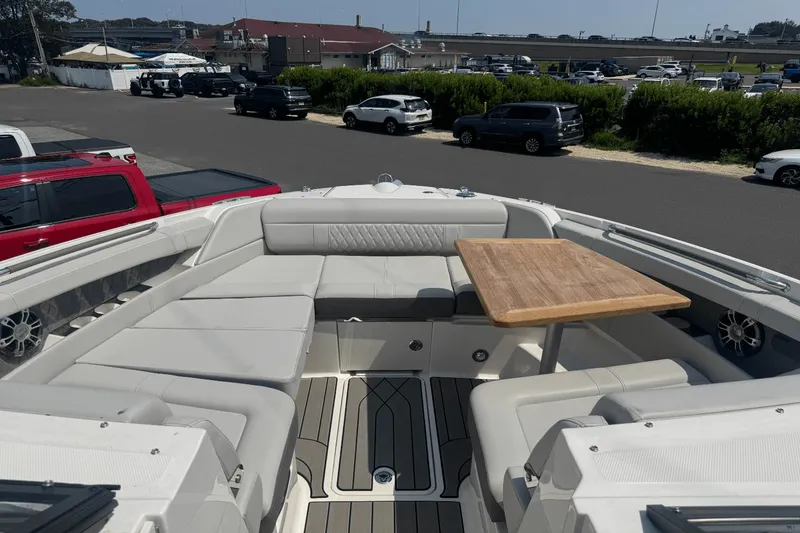 Slide: The Image of Sea Ray SLX 350 Outboard 2025 - 38