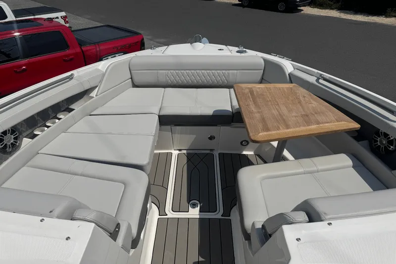 Slide: The Image of Sea Ray SLX 350 Outboard 2025 - 39