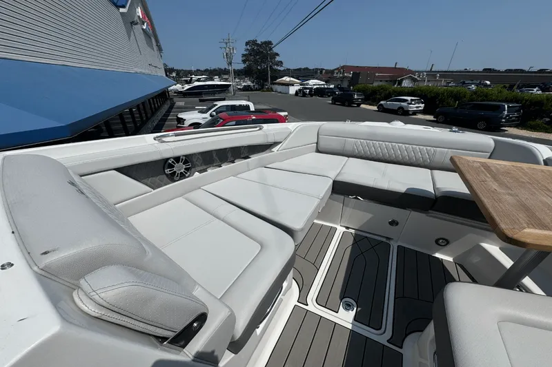 Slide: The Image of Sea Ray SLX 350 Outboard 2025 - 41