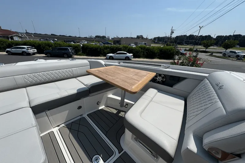 Slide: The Image of Sea Ray SLX 350 Outboard 2025 - 42