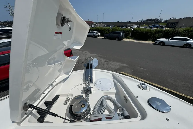Slide: The Image of Sea Ray SLX 350 Outboard 2025 - 45