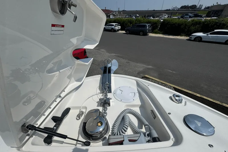 Slide: The Image of Sea Ray SLX 350 Outboard 2025 - 46