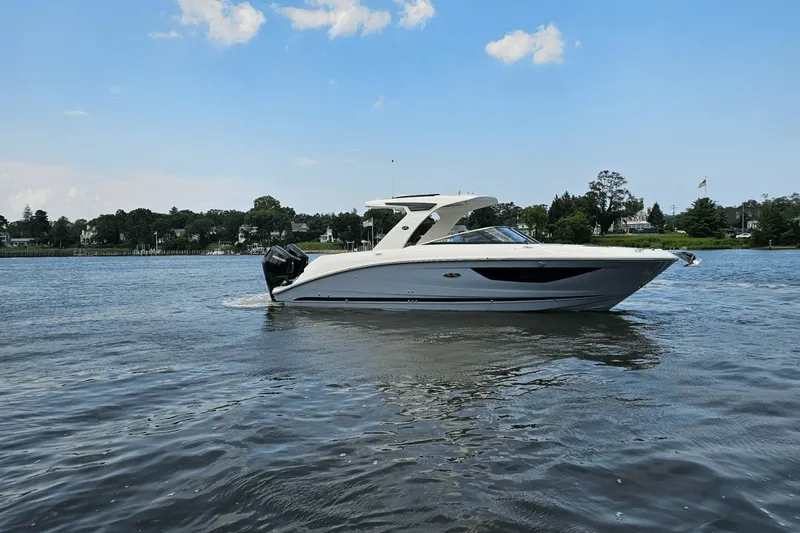 Slide: The Image of Sea Ray SLX 350 Outboard 2025 - 9