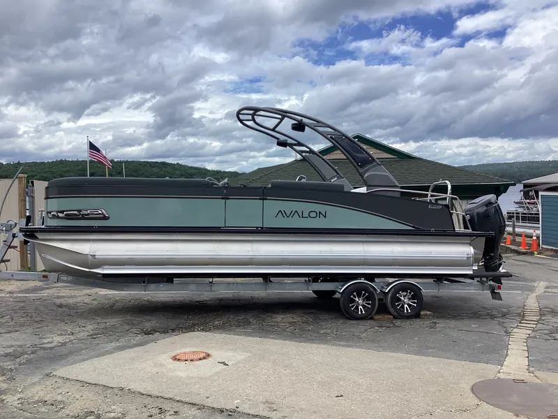 Slide: The Image of Avalon Catalina 2585 Versatile Rear Bench 2026 - 1