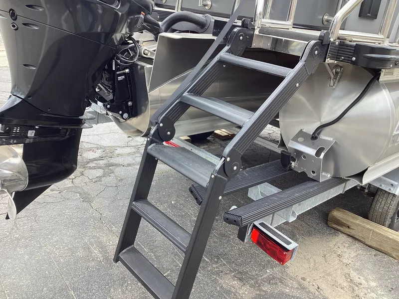Slide: The Image of Avalon Catalina 2585 Versatile Rear Bench 2026 - 10
