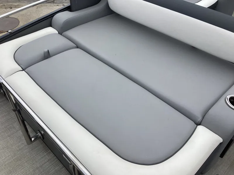 Slide: The Image of Avalon Catalina 2585 Versatile Rear Bench 2026 - 17