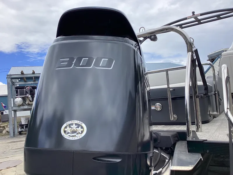 Slide: The Image of Avalon Catalina 2585 Versatile Rear Bench 2026 - 12