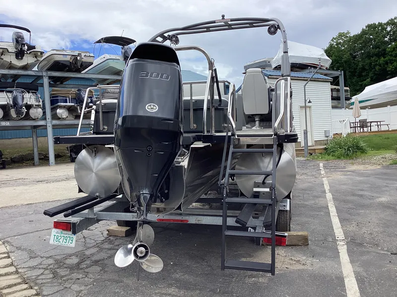 Slide: The Image of Avalon Catalina 2585 Versatile Rear Bench 2026 - 13