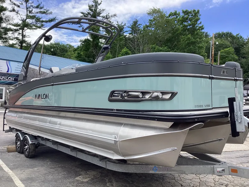 Slide: The Image of Avalon Catalina 2585 Versatile Rear Bench 2026 - 6