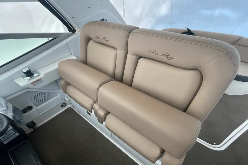 Slide: The Image of Sea Ray 330 SUNDANCER 2016 - 11