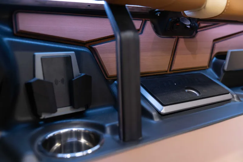 Slide: The Image of Malibu 25 LSV 2027 - 30