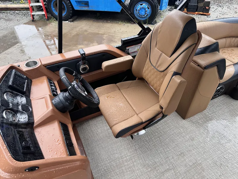 Slide: The Image of Avalon LSZ Quad Lounge - 21 FT 2027 - 7