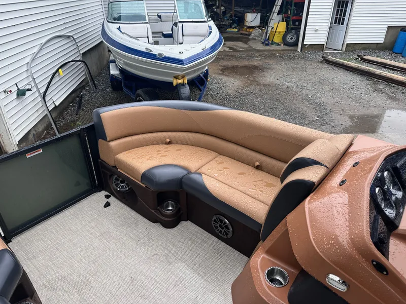 Slide: The Image of Avalon LSZ Quad Lounge - 21 FT 2027 - 6
