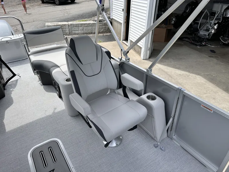 Slide: The Image of Avalon LSZ 23 QUAD LOUNGE SHIFT 2027 - 8