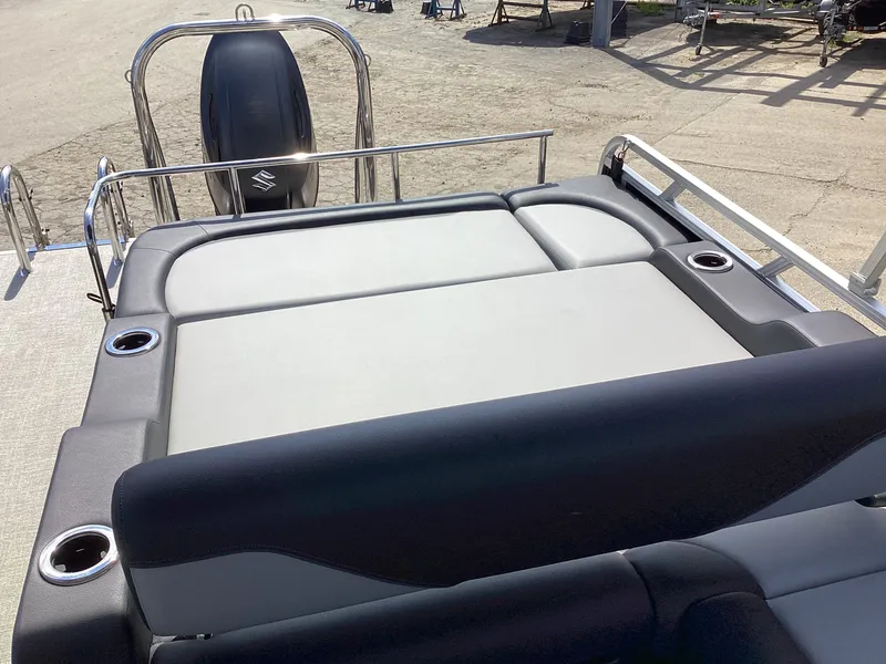 Slide: The Image of Avalon 23' VENTURE 85 VERSATILE REAR BENCH 2027 - 19