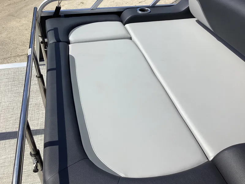 Slide: The Image of Avalon 23' VENTURE 85 VERSATILE REAR BENCH 2027 - 15