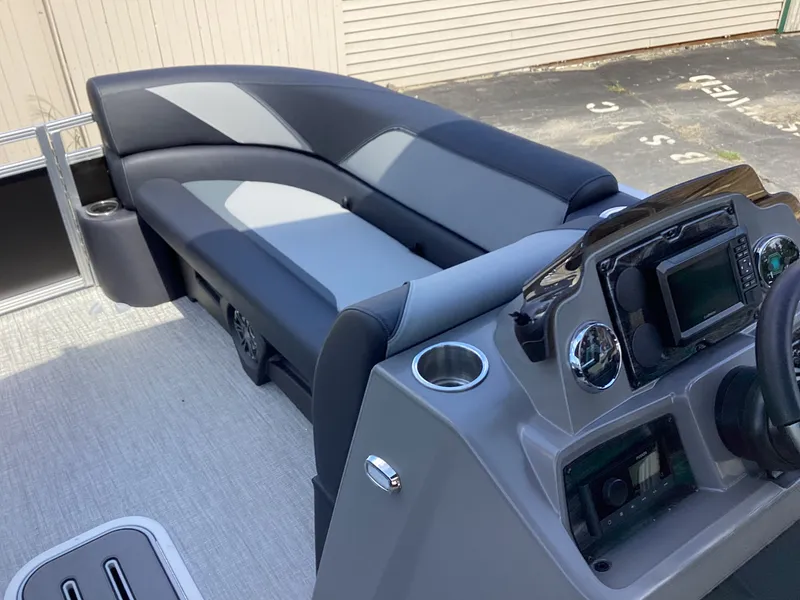 Slide: The Image of Avalon 23' VENTURE 85 VERSATILE REAR BENCH 2027 - 22