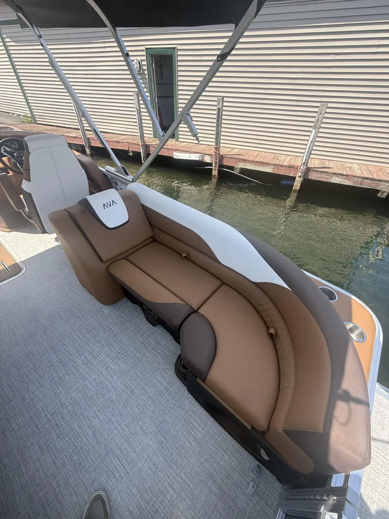 Slide: The Image of Avalon LSZ 23 QUAD LOUNGE 2027 - 26
