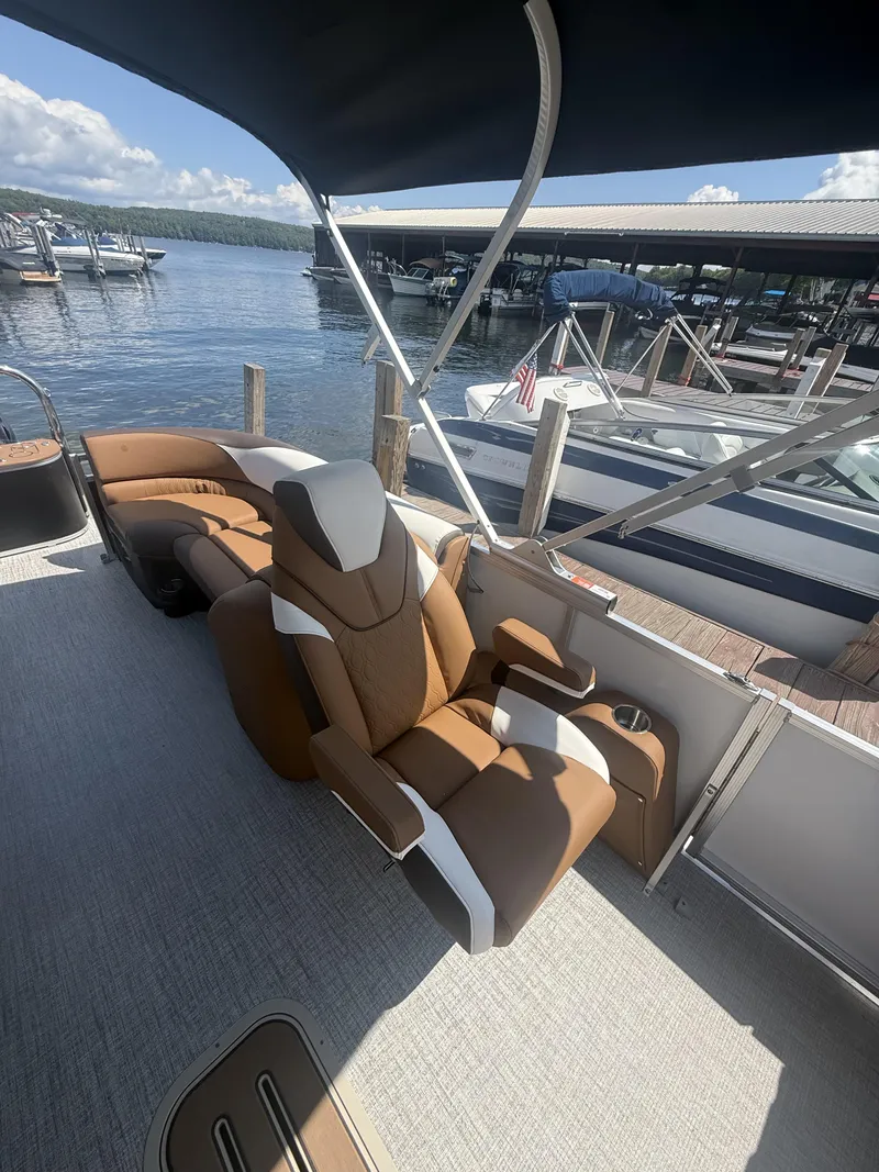 Slide: The Image of Avalon LSZ 23 QUAD LOUNGE 2027 - 24