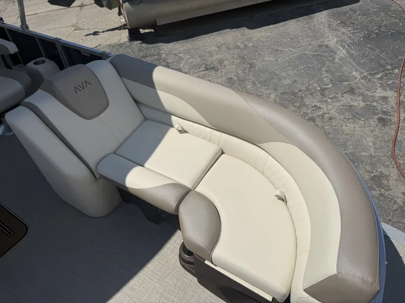 Slide: The Image of Avalon LSZ Quad Lounger Shift - 23 FT 2027 - 17
