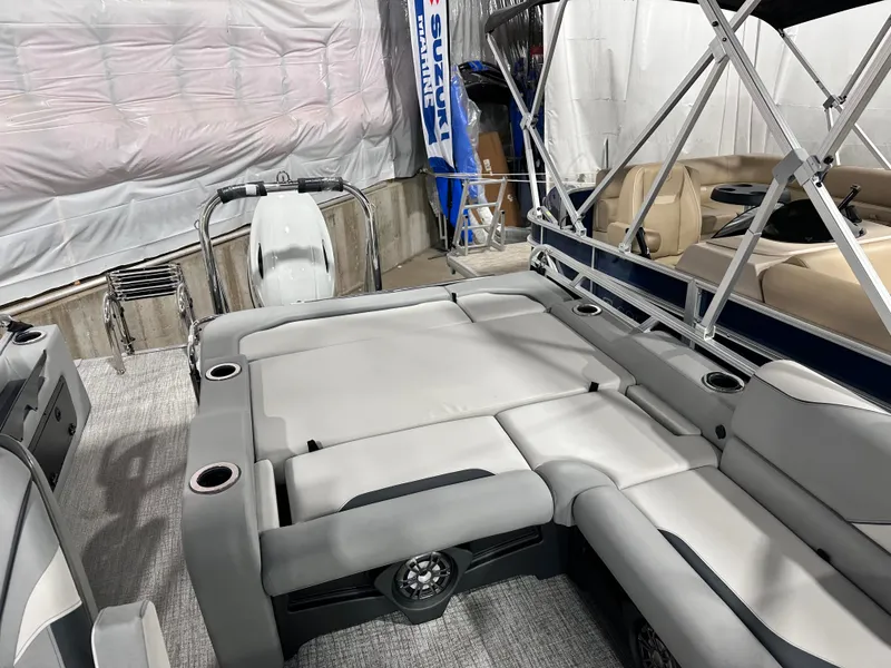 Slide: The Image of Avalon Venture 85 Versatile Rear Bench - 21 FT 2027 - 4