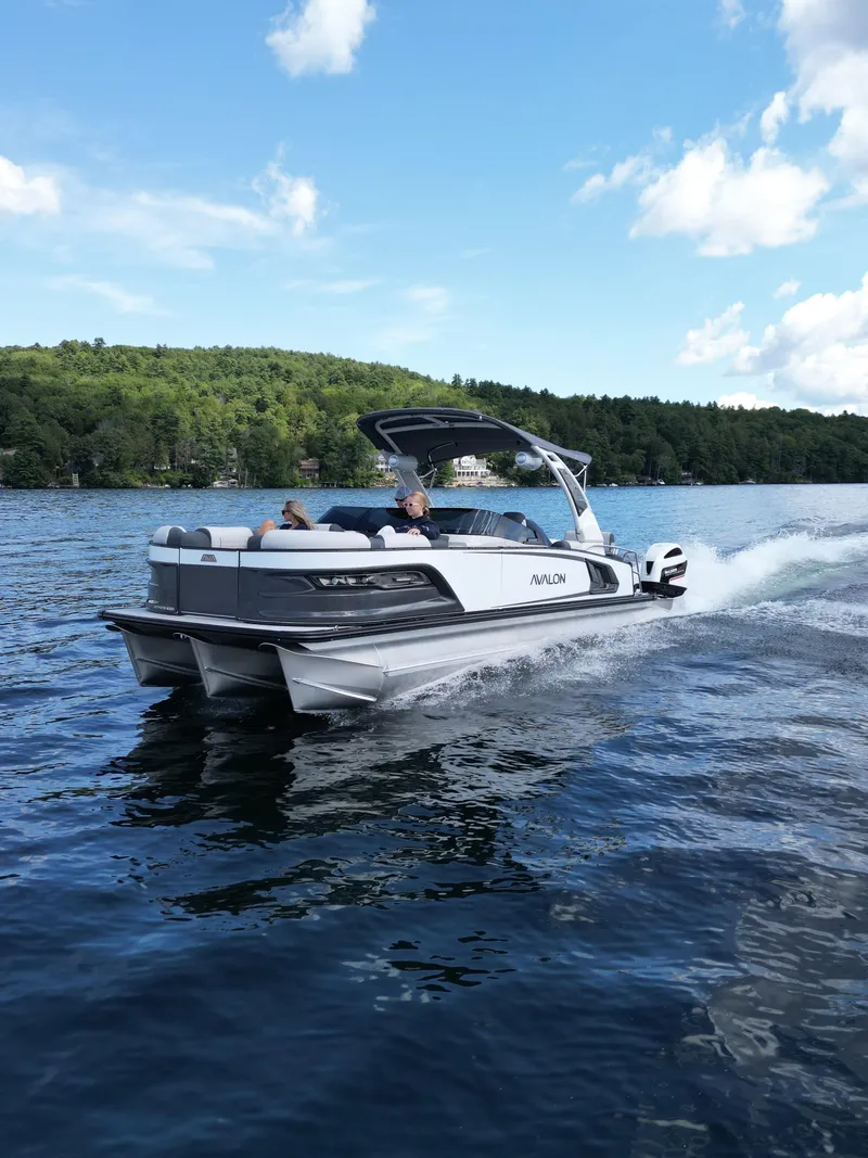 The Image of Avalon Excalibur LTD Quad Lounger Shift Windshield - 25 FT 2027 - 8