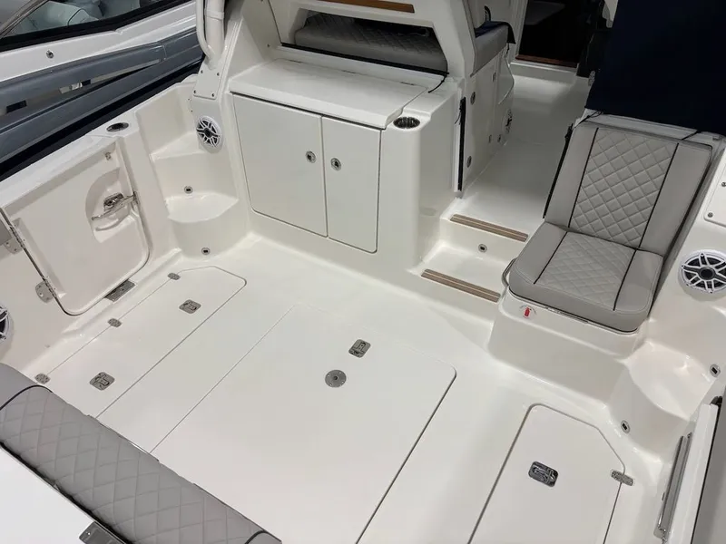 Slide: The Image of Pursuit Boats OS 325 2025 - 6