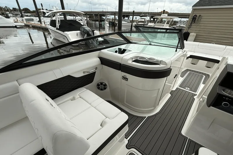 Slide: The Image of Sea Ray 290 SDX OB 2024 - 12