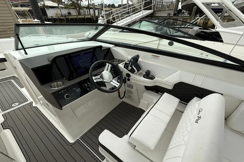 Slide: The Image of Sea Ray 290 SDX OB 2024 - 15