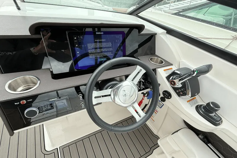 Slide: The Image of Sea Ray 290 SDX OB 2024 - 16